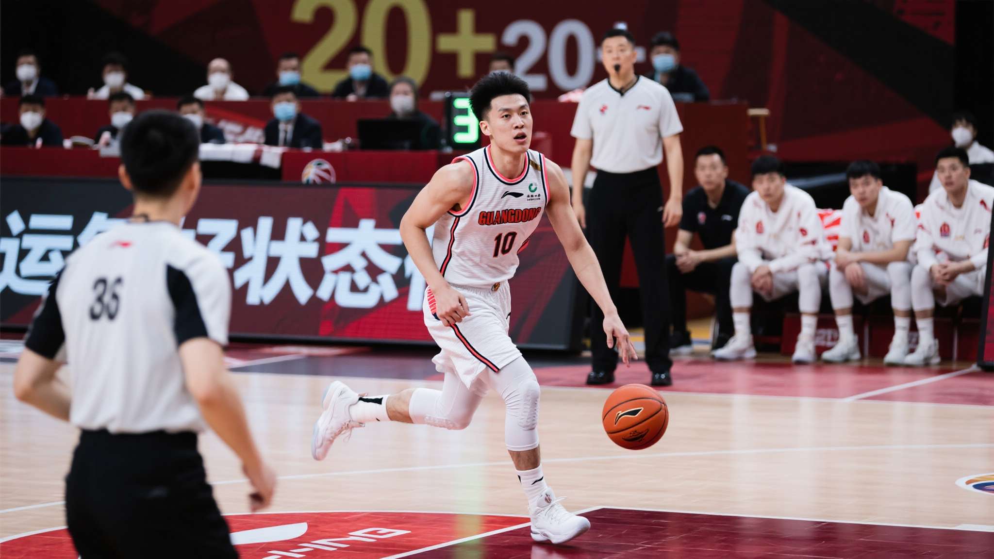 陈家政为何能够单节砍下20分?答案似乎和你想的不太一样! 综上再看,“为何陈家政策能够单节砍下20+”?答案绝非仅靠个人技术,更不是传统意